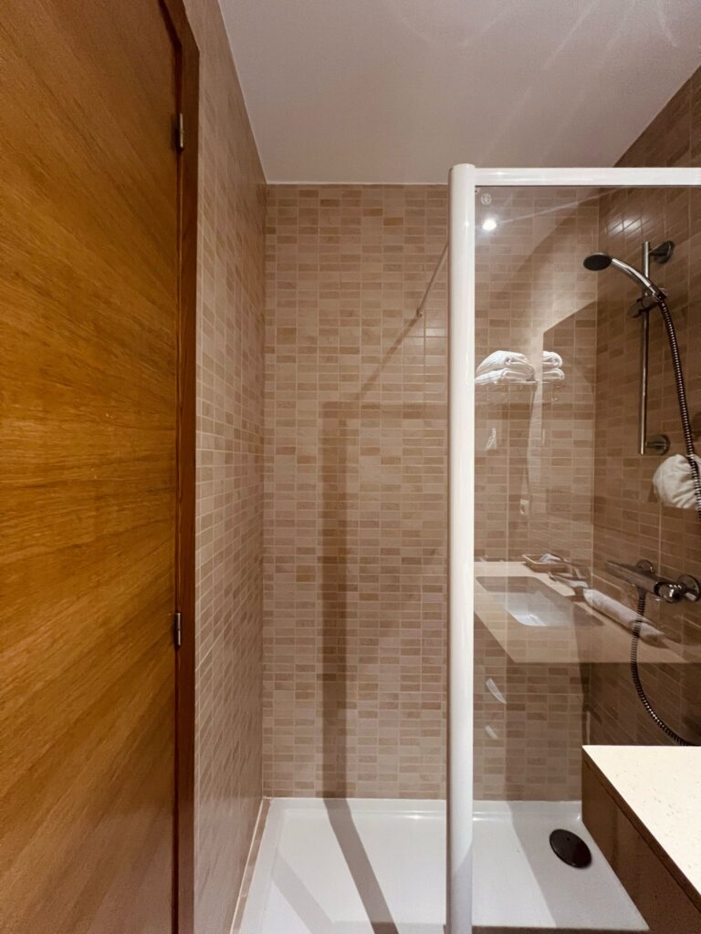 Baño privado de habitación superior, Hotel Casa Román