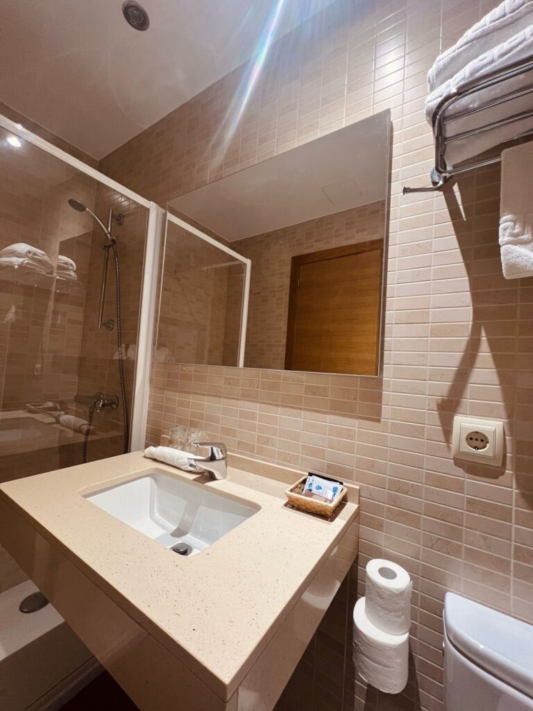 Baño de habitación superior del Hotel Casa Román