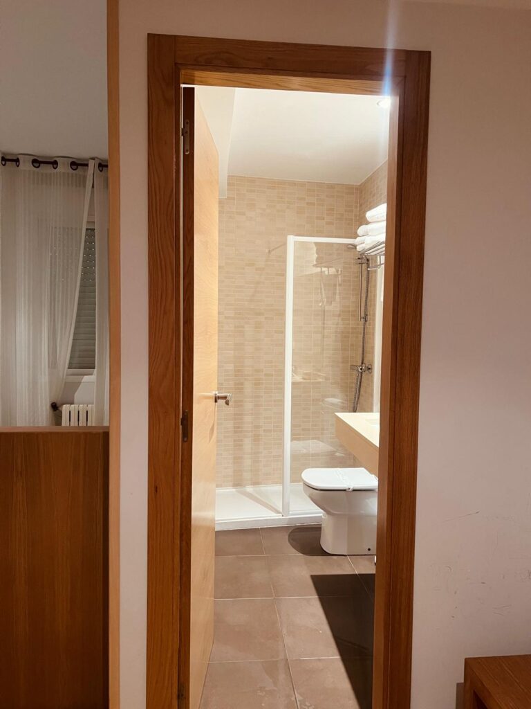 Baño de habitación Triple con Vistas, Hotel Casa Román